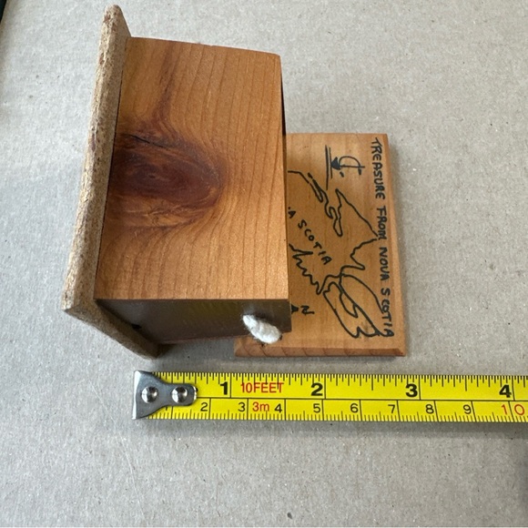 Small Wood Box "Treasure from Nova Scotia" Signed W. DeWolfe - Picture 8 of 10